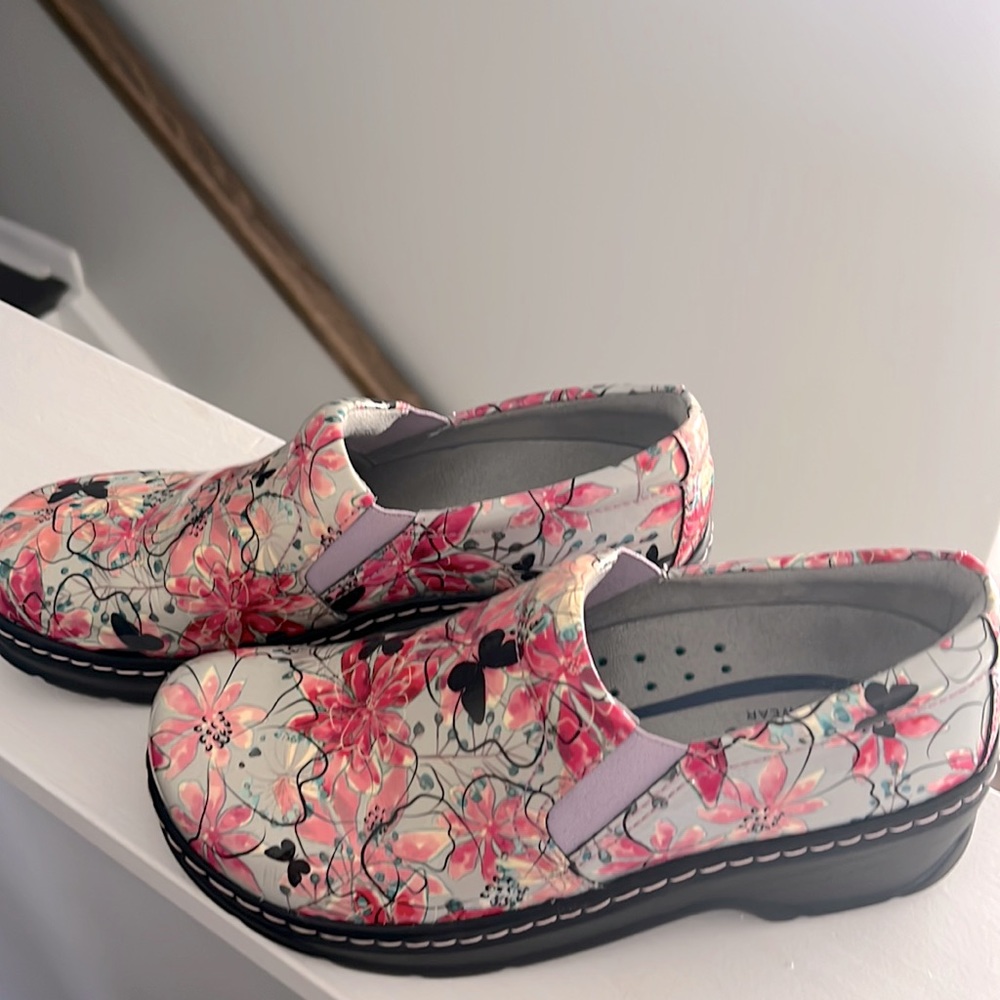 Klogs nursing shoes